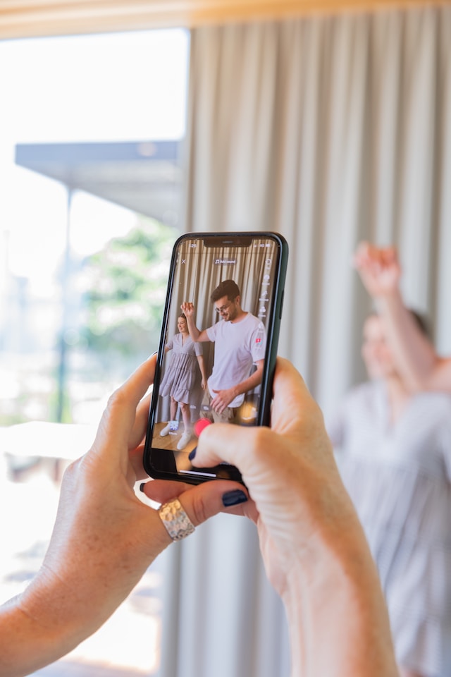 Een telefoonscherm waarop een TikTok-video wordt opgenomen.