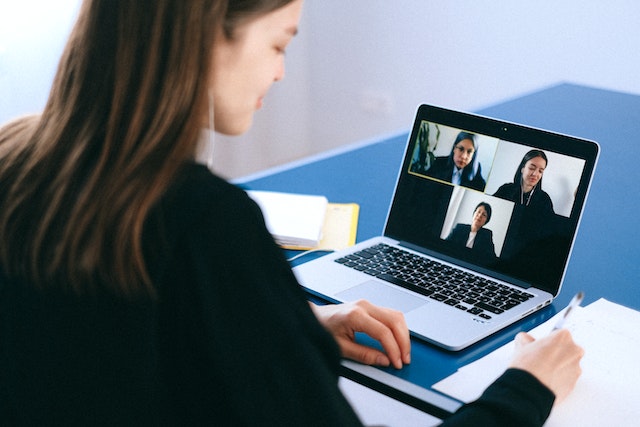 Une femme en direct avec ses téléspectateurs sur les médias sociaux.