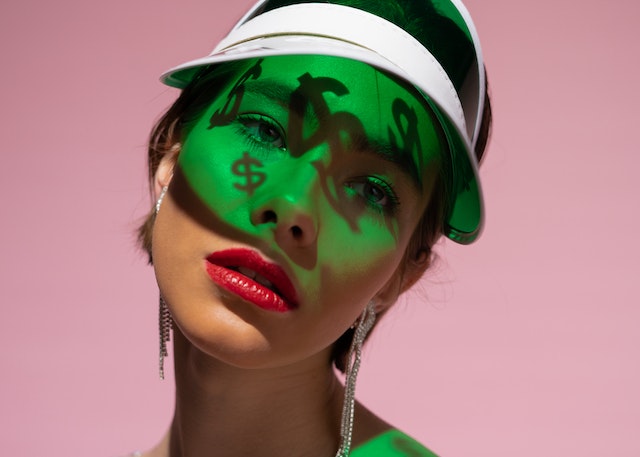 Primer plano de una mujer con una gorra de visera.