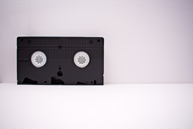 Nastro VHS in bianco e nero.