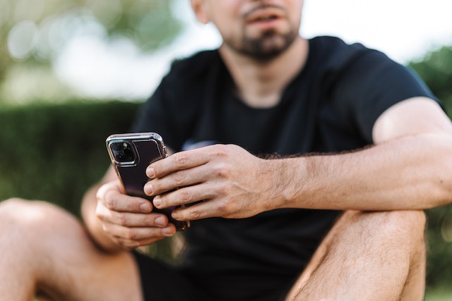 Een man overweegt de vereisten voor zijn TikTok-verificatie. 