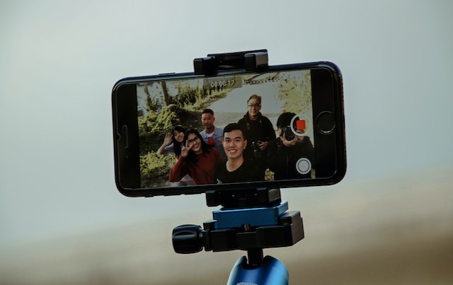 iPhone nero che registra un video di un gruppo di persone.