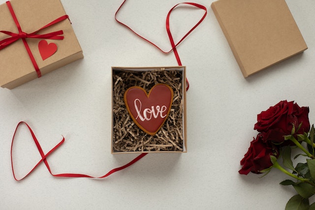 Cajas de regalo y una flor de rosa.