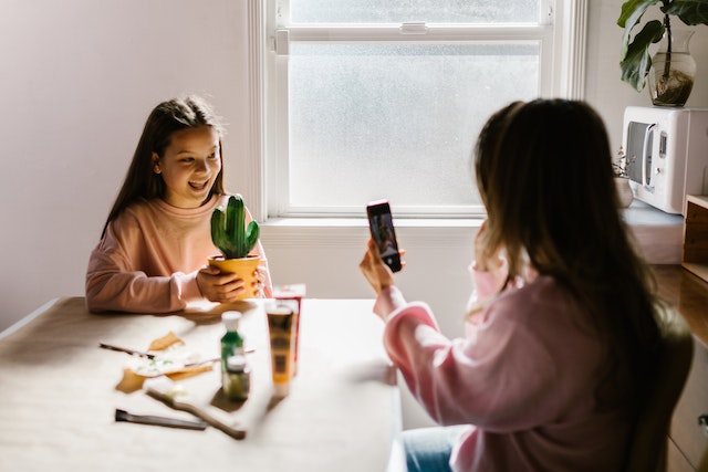 Eine Benutzerin nimmt ein sauberes und ansprechendes Bild auf, das sie für ihr TikTok-Konto verwendet.