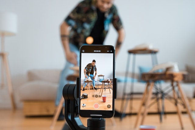 一位用户在自己的相机前摆姿势，用它来拍摄自己的 TikTok 个人照片。