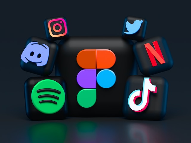 O vedere de aproape a diferitelor pictograme media, cum ar fi Figma, Spotify, TikTok, Instagram, Twitter, Netflix și Discord.