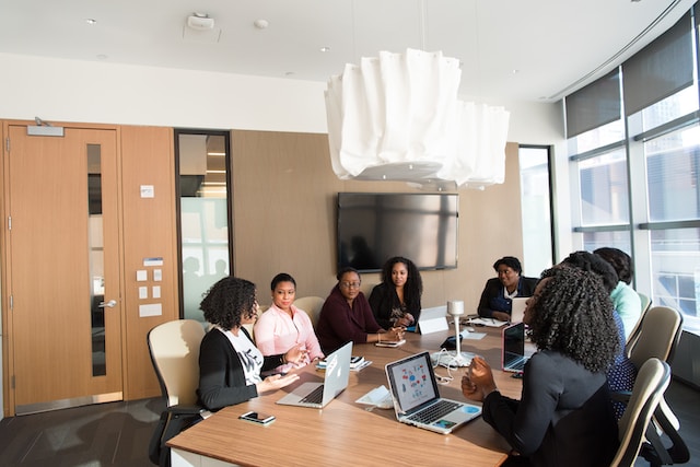 Uma equipe discutindo maneiras de promover sua marca comercial.  