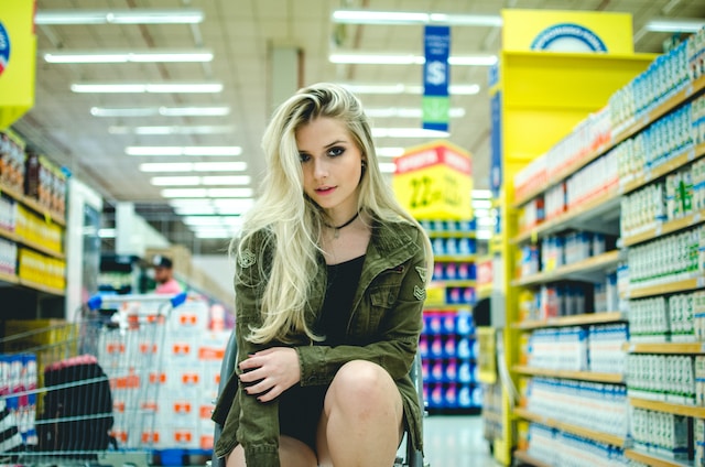 Een influencer poseert voor een foto in de supermarkt. 
