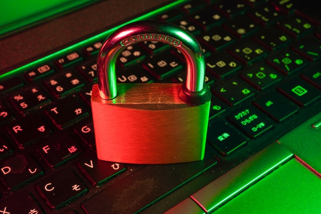 A padlock on top of a keyboard. 