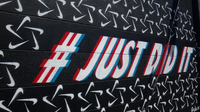 墙上的涂鸦 "#JustDidIt"。