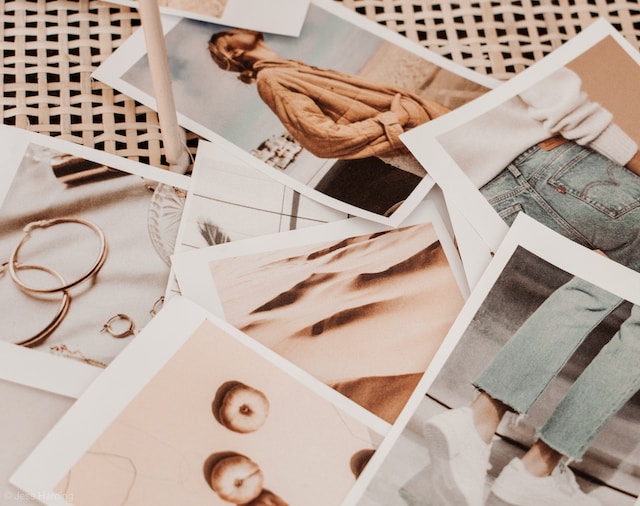 Stampe polaroid che mostrano diversi articoli di moda. 