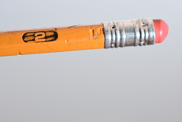 Foto em close-up de uma borracha de lápis. 