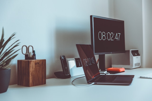 Twee computerschermen met een timer die aftelt. 