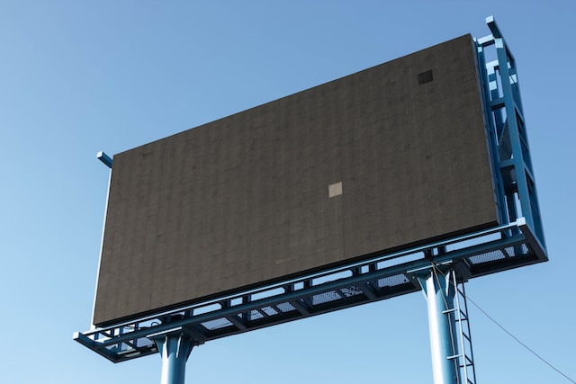 Een leeg reclamebord. 