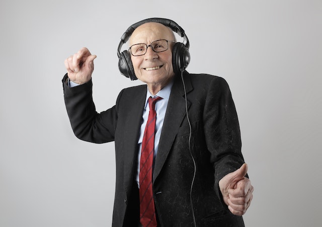 Un bărbat se bucură de o melodie cu căștile pe urechi.