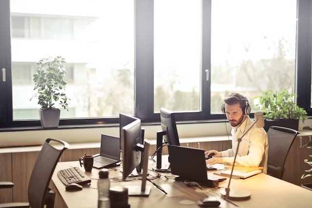 Ein TikTok-Kundendienstmitarbeiter in einem Büro und bei der Betreuung von Marken. 