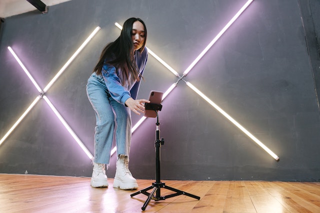 Una chica preparando su teléfono para grabar un TikTok.