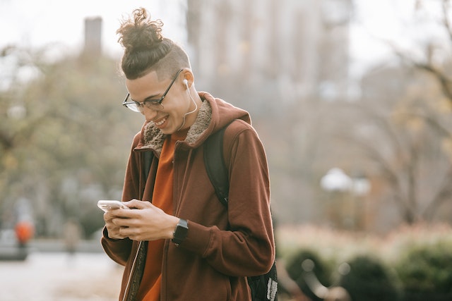 Eine Person, die auf die TikTok-App auf dem Bildschirm eines Smartphones klickt.