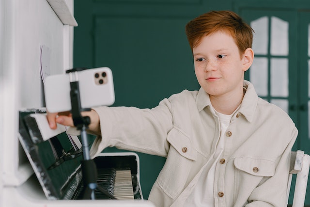 Un joven editando su vídeo antes de compartirlo en la plataforma TikTok. 