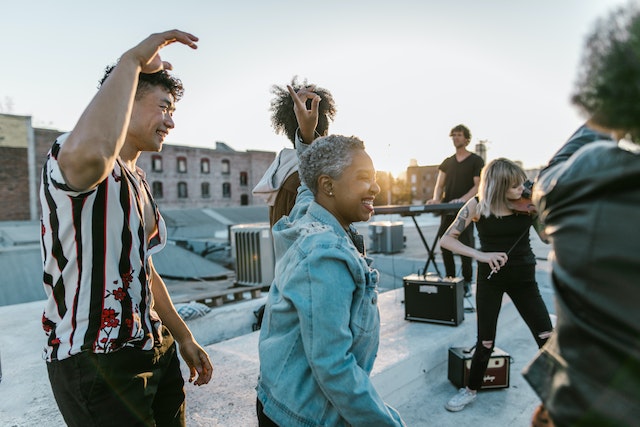 Een groep mensen danst op straat voor een TikTok-video.