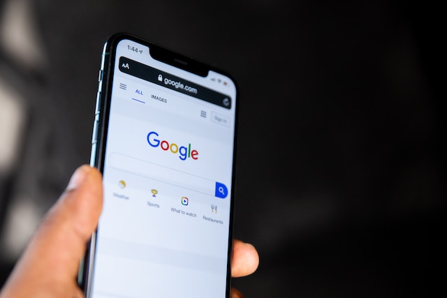 Googleの検索ページを表示する電話画面。 