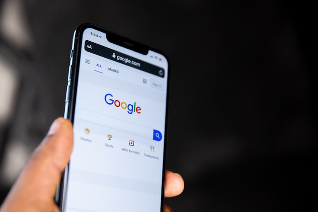 Telefoonscherm dat de Google-zoekpagina weergeeft. 