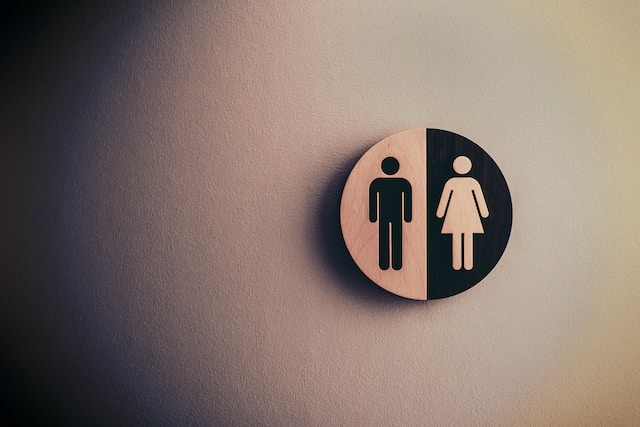 A sign displaying a man and a woman. 