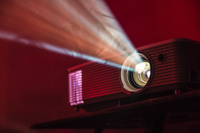 de LED-projector op de tafel aangezet