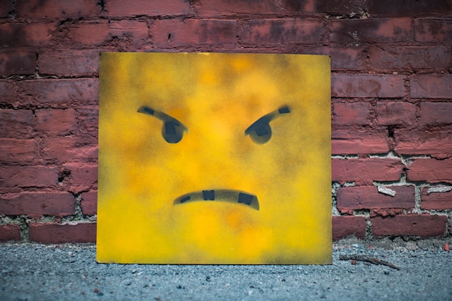 Un carré jaune avec un visage en colère.