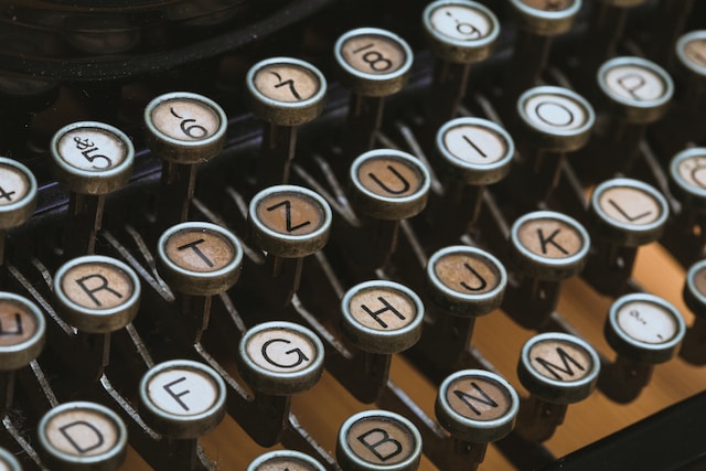 Immagine ravvicinata dei tasti di una macchina da scrivere.