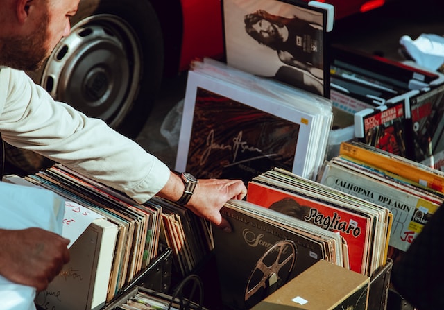 Iemand bladert door vinylplaten. 