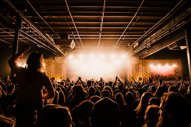 Een groot publiek bij een live concert. 