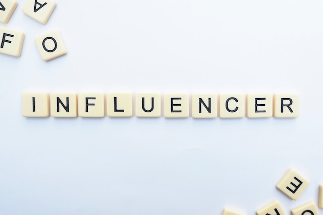 Plăcuțe de litere care silabisesc cuvântul "Influencer".