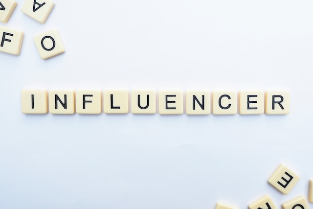 Tuiles de lettres épelant le mot "Influencer".