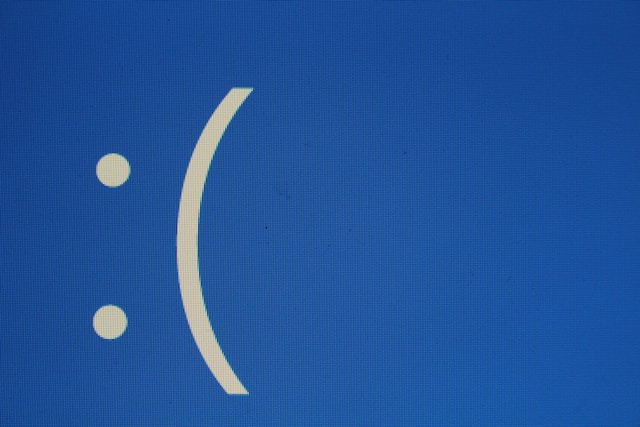 Un'emoji con la faccia triste su sfondo blu.