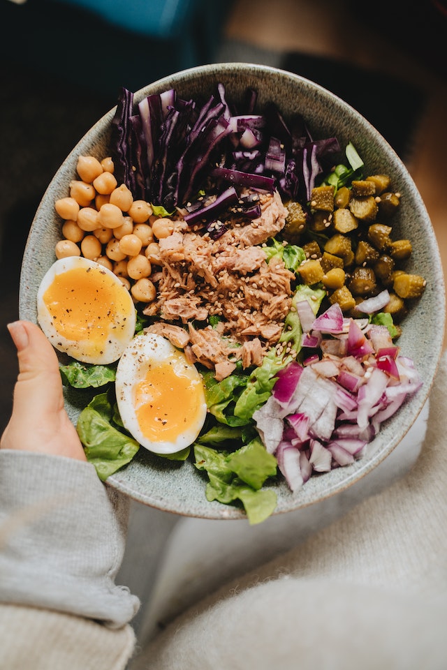 Jemand hält einen TikTok-Food-Trend namens Tuna Poke Bowl.