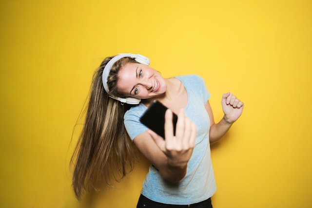 A lady making a video of herself for her TikTok audience.