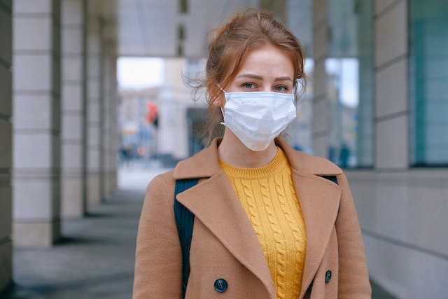 Een vrouw met een gezichtsmasker.