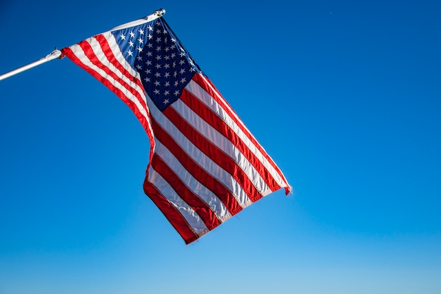 La bandiera americana in aria.