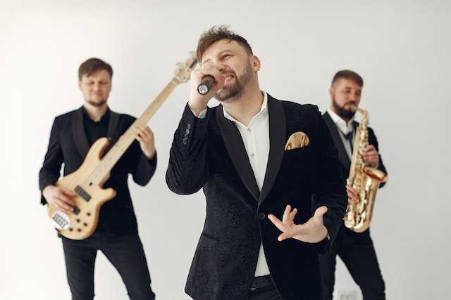 Uma banda praticando seu canto em conjunto.