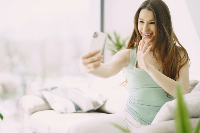 Een jonge vrouw gaat vrolijk in gesprek met haar volgers op TikTok.