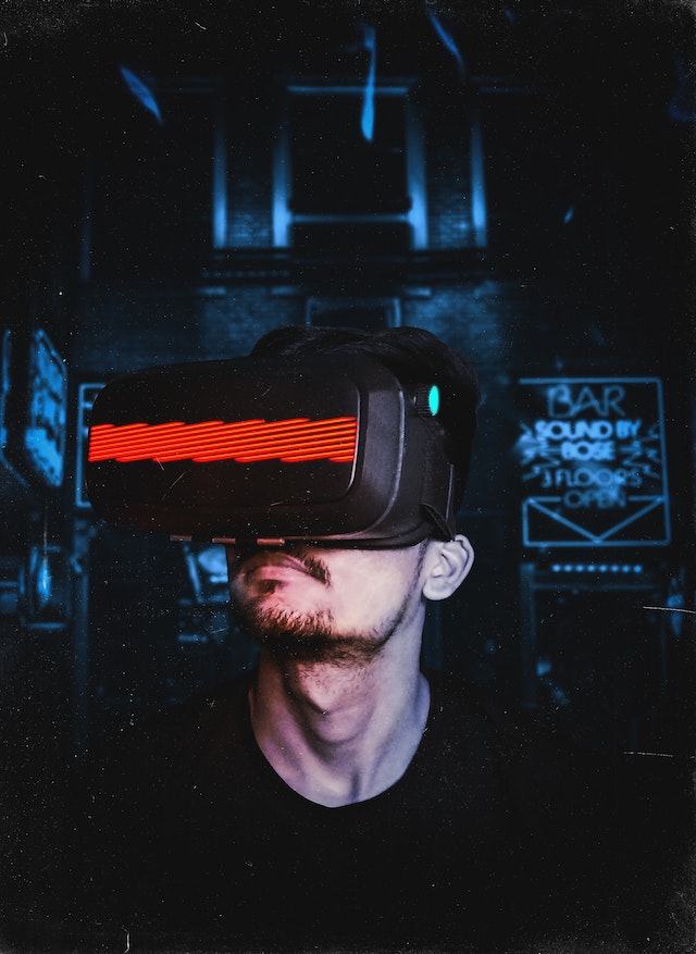 Een man met een VR-bril op en aan het gamen. 