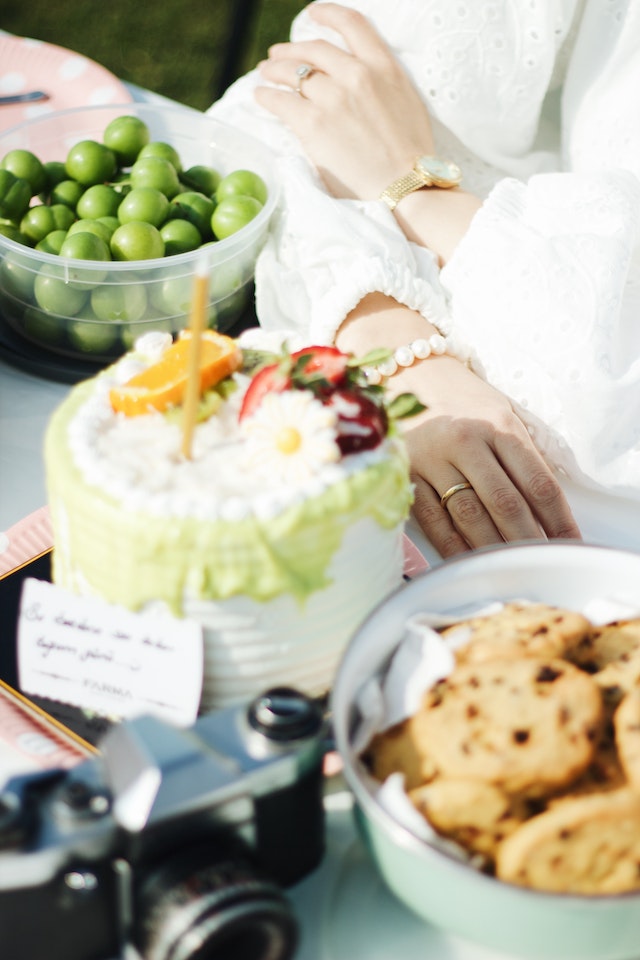 Een tafel met een bento taart, een TikTok food trend.