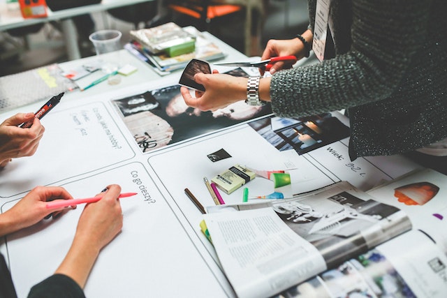 Un gruppo di persone che lavorano insieme. 