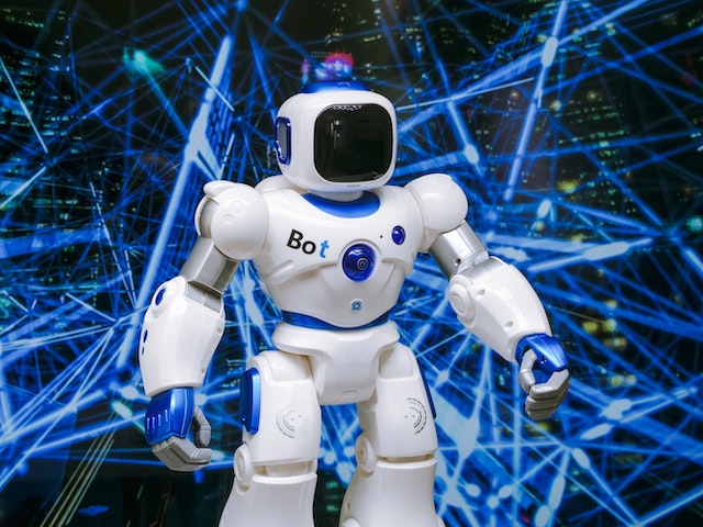 Ein weißer und blauer Roboter, der die TikTok-Ansichtsroboter repräsentiert.
