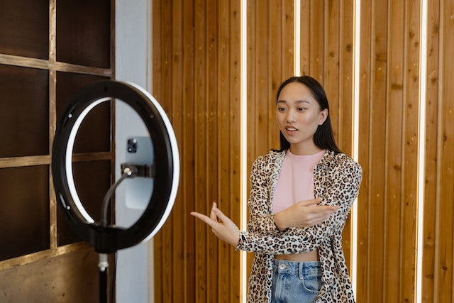 An influencer recording a video for TikTok.