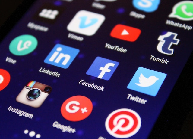 Symbole verschiedener sozialer Medienplattformen, darunter Facebook, Instagram und andere.