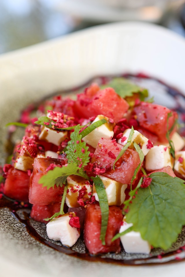 Eine Nahaufnahme von Blättern in einem Salat, ein Ernährungstrend.