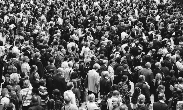 Una gran multitud en la calle.