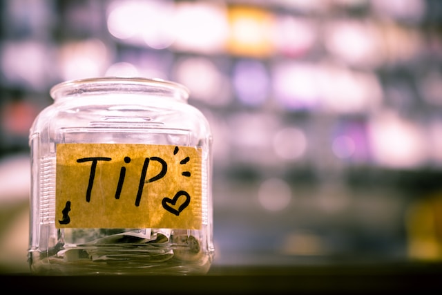 Een glazen pot met een etiket waarop "Tips" staat.